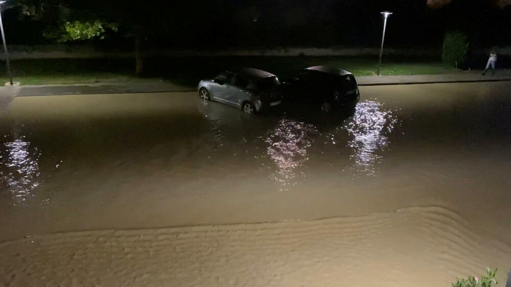 <p>Bujične vode poplavile su garaže i podrume i izbijale vrata, kola su nošena i bacana jedna na druga, a neka polja blizu mora bila su više metara pod vodom<br /> </p>