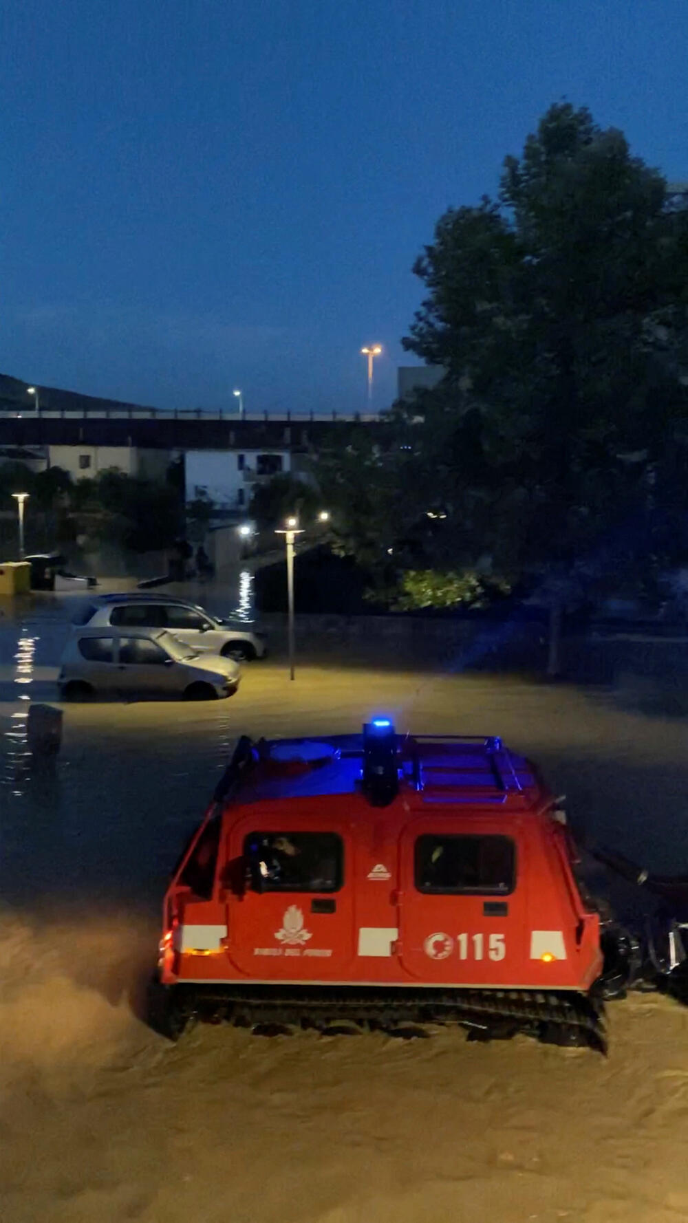 <p>Bujične vode poplavile su garaže i podrume i izbijale vrata, kola su nošena i bacana jedna na druga, a neka polja blizu mora bila su više metara pod vodom<br /> </p>