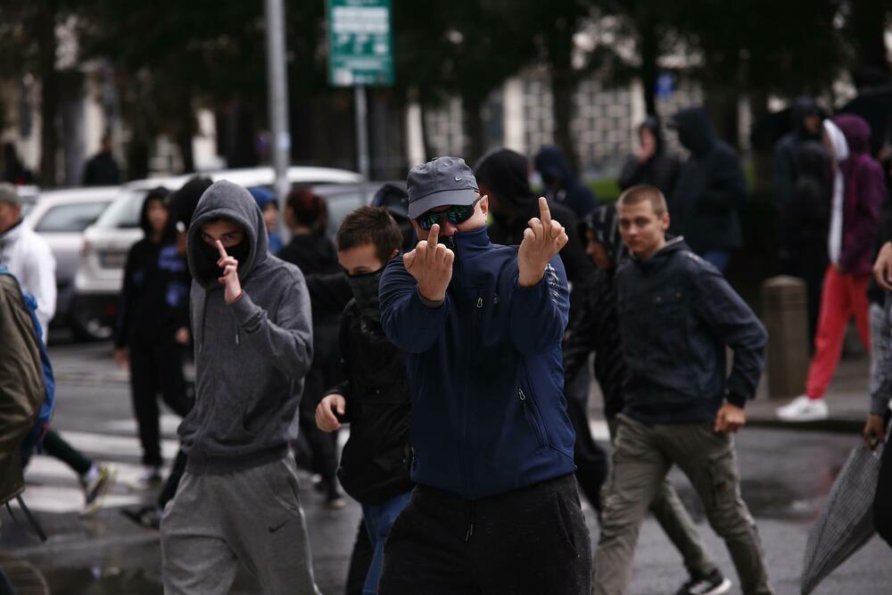 <p>MUP Srbije je saopštio da je do 15 časova privedena 31 osoba zbog narušavanja javnog reda i mira</p>