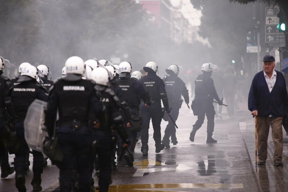 <p>MUP Srbije je saopštio da je do 15 časova privedena 31 osoba zbog narušavanja javnog reda i mira</p>