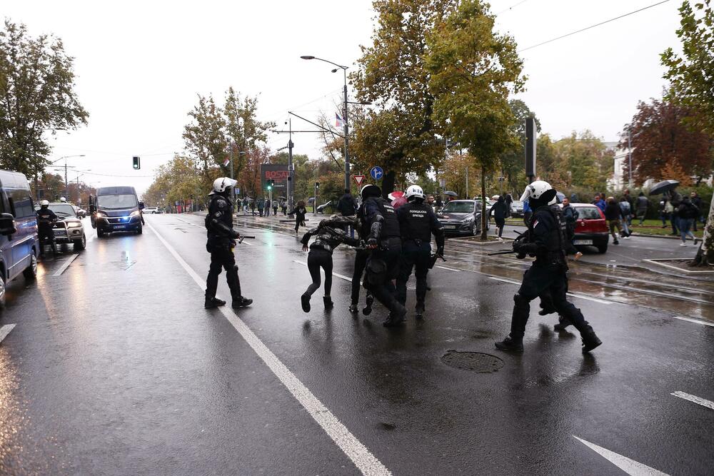 <p>MUP Srbije je saopštio da je do 15 časova privedena 31 osoba zbog narušavanja javnog reda i mira</p>