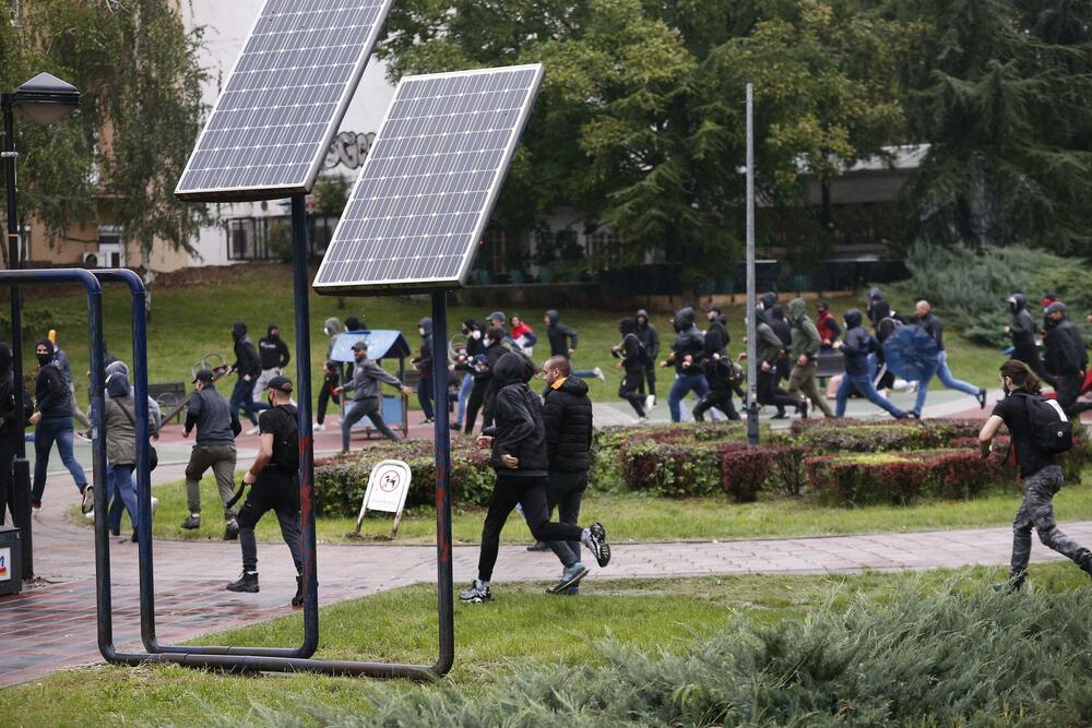 <p>MUP Srbije je saopštio da je do 15 časova privedena 31 osoba zbog narušavanja javnog reda i mira</p>