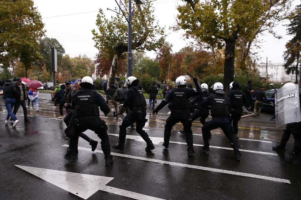 <p>MUP Srbije je saopštio da je do 15 časova privedena 31 osoba zbog narušavanja javnog reda i mira</p>