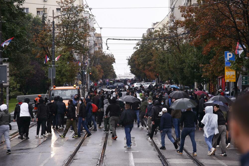 <p>MUP Srbije je saopštio da je do 15 časova privedena 31 osoba zbog narušavanja javnog reda i mira</p>