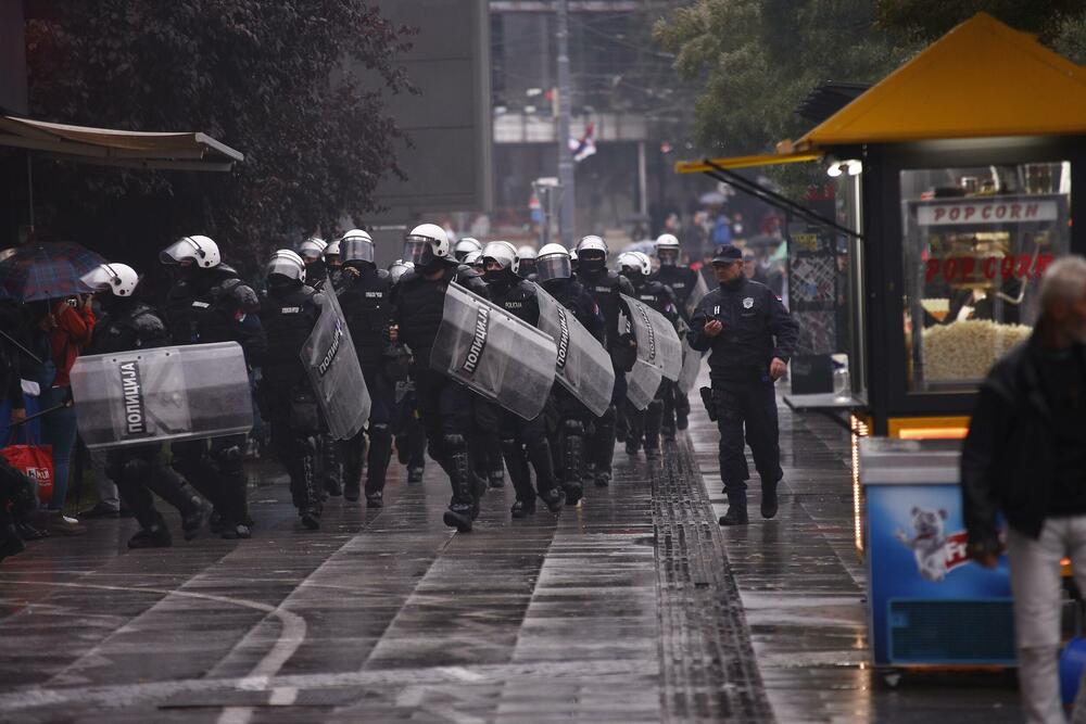 <p>MUP Srbije je saopštio da je do 15 časova privedena 31 osoba zbog narušavanja javnog reda i mira</p>