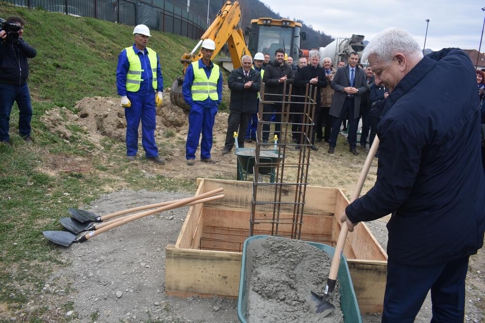 Duško Marković polaže kamen temeljac za OŠ “Dušan Korać” u Bijelom Polju, Foto: bijelopolje.co.me