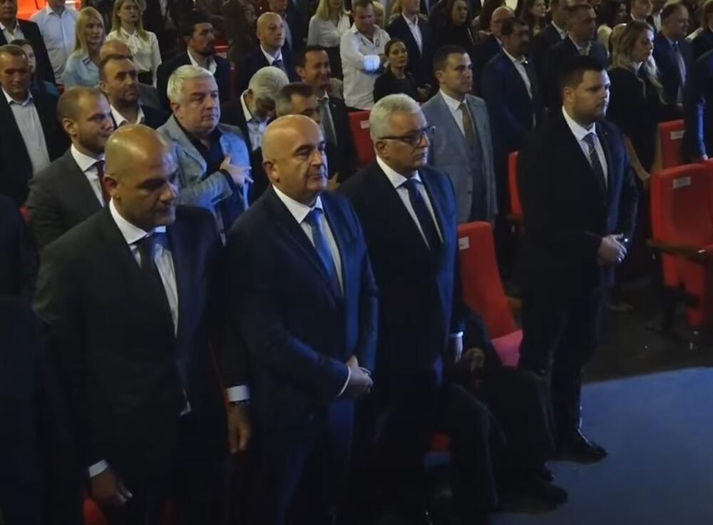 Backović sjedi tokom intoniranja himne, između Mandića i Kovačevića