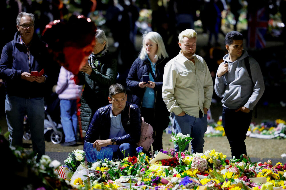 Ljudi odaju poštu kraljici Elizabeti: Detalj iz Londona, Foto: Reuters