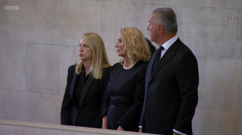 <p>"Predsjednik Crne Gore i prva dama prisustvovaće sjutra državnoj sahrani kraljice Elizabete II u Vestminsterskoj opatiji"</p>