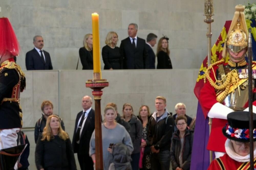 Đukanović tokom odavanja je počast preminuloj britanskoj kraljici Elizabeti Drugoj u Vestminsterskoj palati, Foto: Služba za informisanje predsjednika Crne Gore