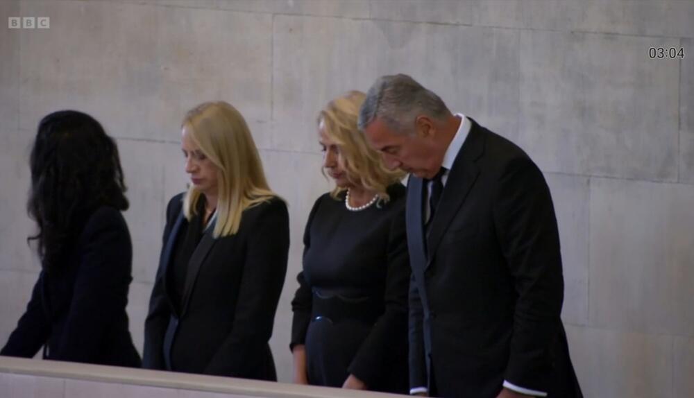 <p>"Predsjednik Crne Gore i prva dama prisustvovaće sjutra državnoj sahrani kraljice Elizabete II u Vestminsterskoj opatiji"</p>