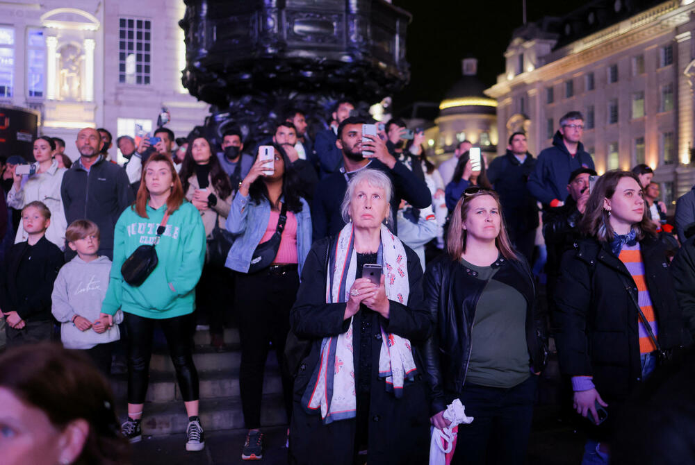 <p>Britanci su bili pozvani da obilježe svečani trenutak u svojim domovima, na svojim kućnim pragovima ili u svojim ulicama, ili na društvenim događajima i bdijenjima</p>