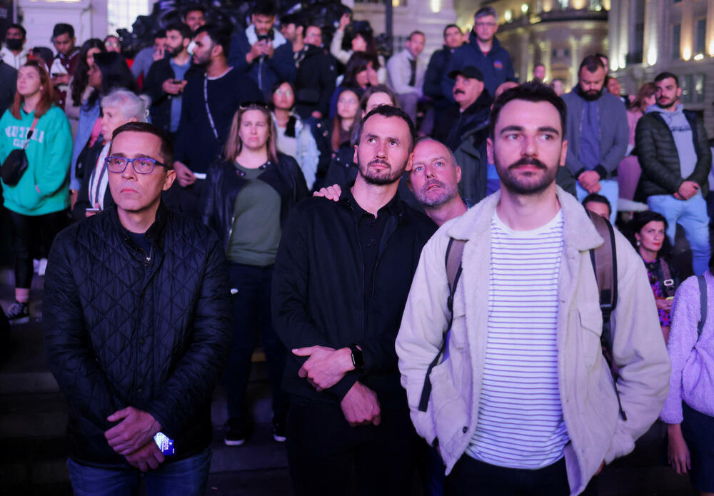 <p>Britanci su bili pozvani da obilježe svečani trenutak u svojim domovima, na svojim kućnim pragovima ili u svojim ulicama, ili na društvenim događajima i bdijenjima</p>