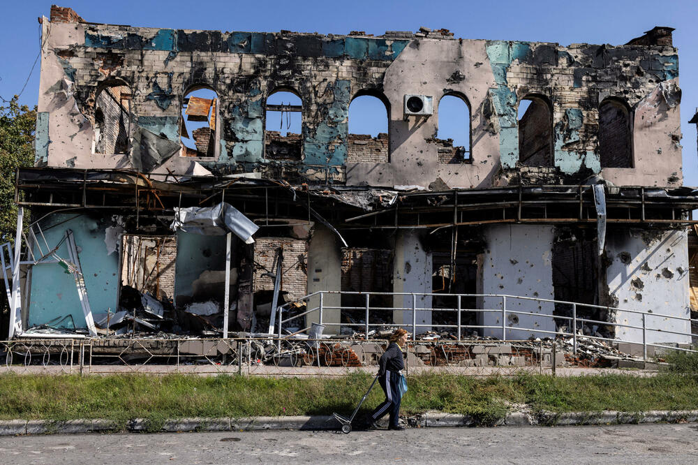 Jedna od uništenih zgrada u Izjumu, Foto: Reuters