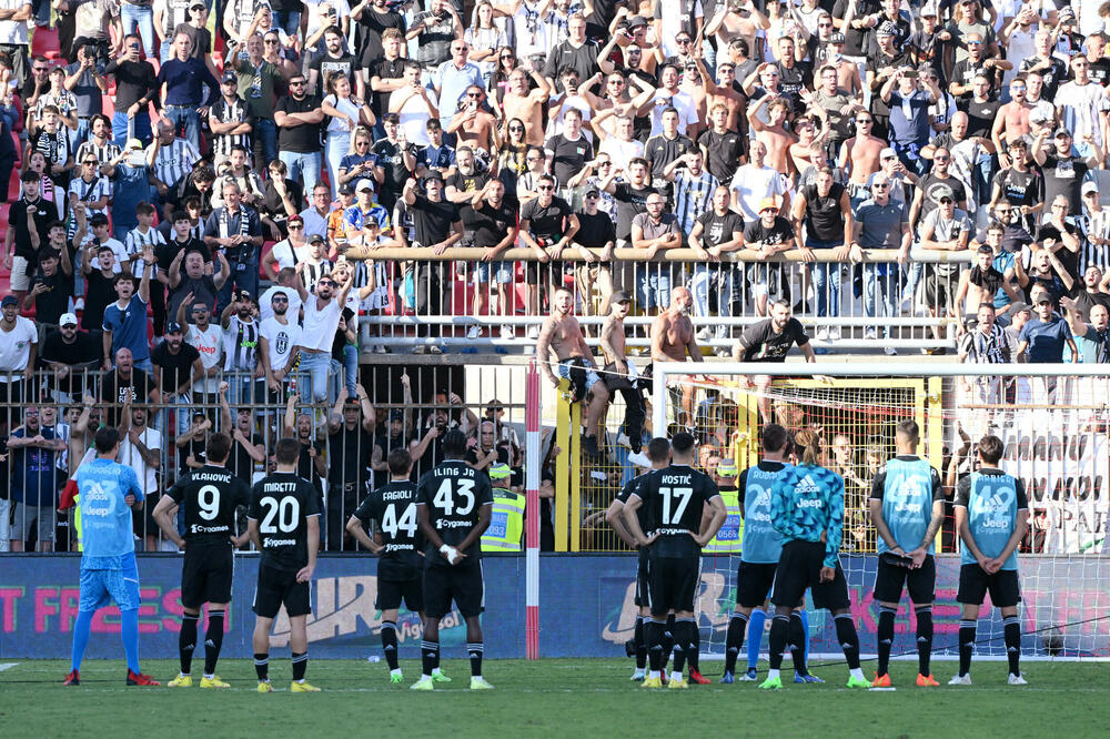 Fudbaleri Juventusa ispred navijača nakon poraza od Monce, Foto: REUTERS/Alberto Lingria