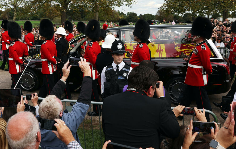 <p>Sahrana kraljice je prva državna sahrana u Velikoj Britaniji od smrti premijera Vinstona Čerčila 1965. godine</p>