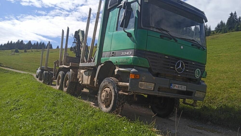 Kamioni parkirani na putu