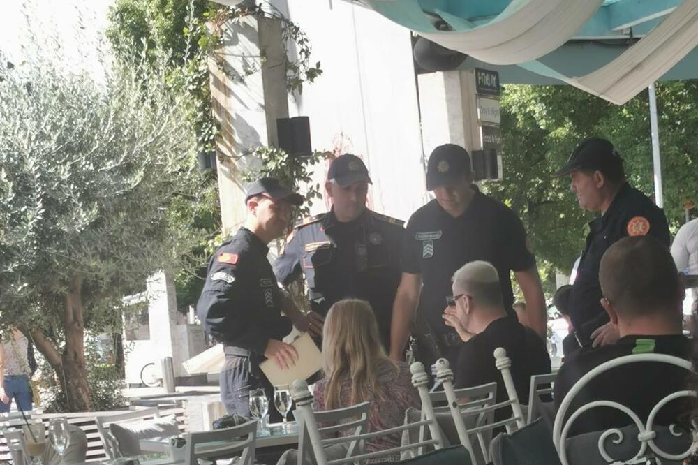 Policajci juče pokušali da legitimišu Lazovića, Foto: Tina Popović