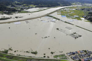 Dvoje stradalo u tropskoj oluji u Japanu, 130.000 domova bez struje