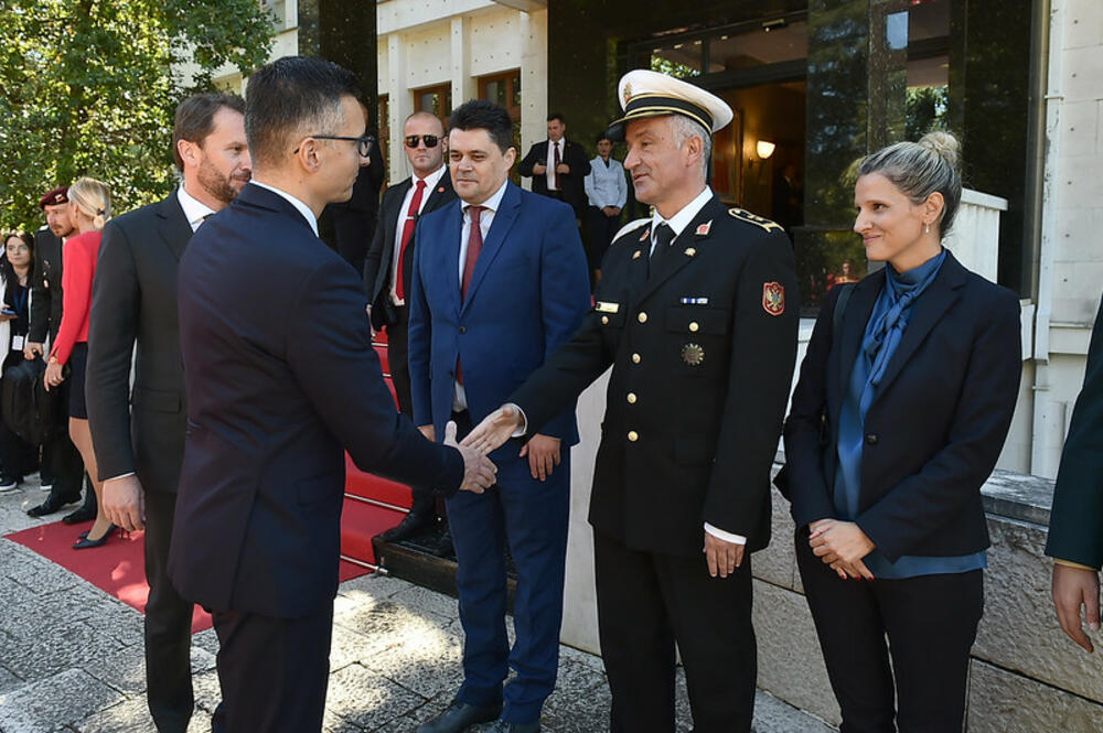 <p>"Razgovarli su o perspektivama Crne Gore i zemalja Zapadnog Balkana u evropskim integracijama, o aspektima razvoja bilateralne odbrambene saradnje te dvije zemlje, kao i o učešću crnogorske Vojske u međunarodnim misijama i operacijama", navodi se u saopštenju</p>