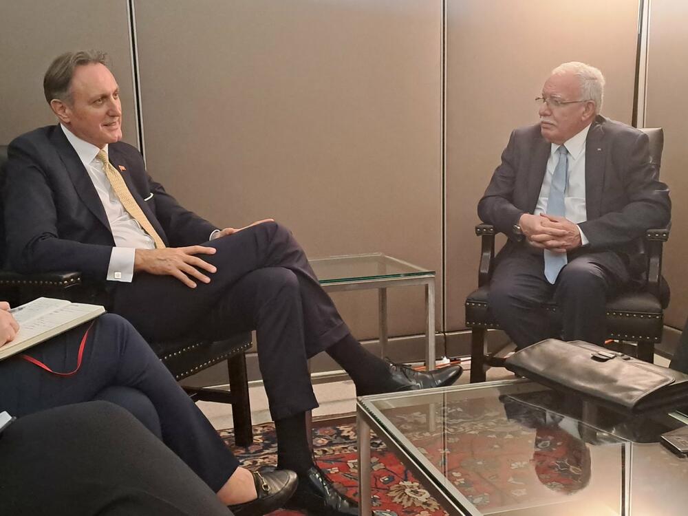 <p>Krivokapić je u Njujorku imao susrete sa generalnim sekretarom NATO-a Jensom Stoltenbergom i šefovima diplomatija Kanade i Turske, Melani Džoli i Mevlutom Čavušogluom...</p>