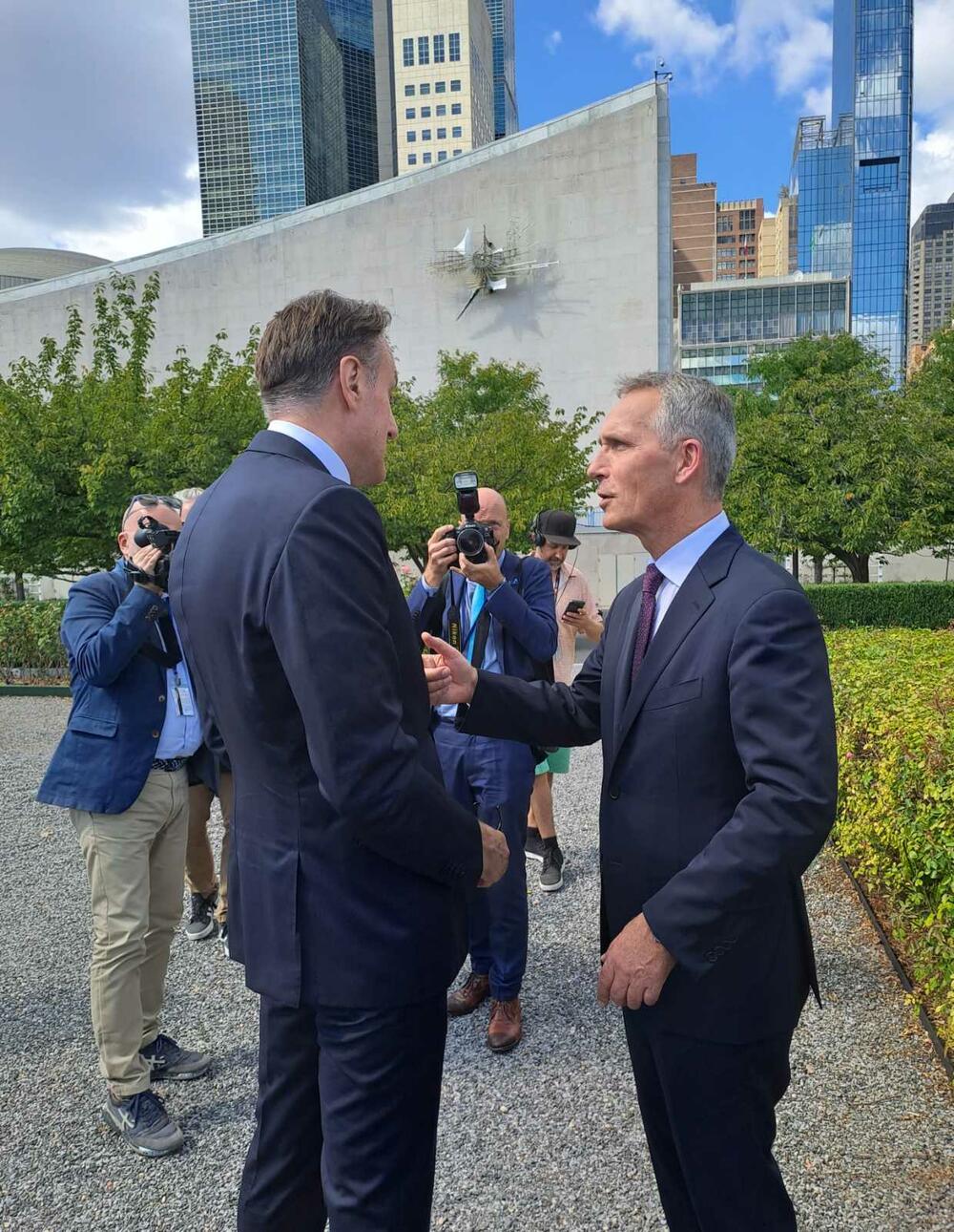 <p>Krivokapić je u Njujorku imao susrete sa generalnim sekretarom NATO-a Jensom Stoltenbergom i šefovima diplomatija Kanade i Turske, Melani Džoli i Mevlutom Čavušogluom...</p>