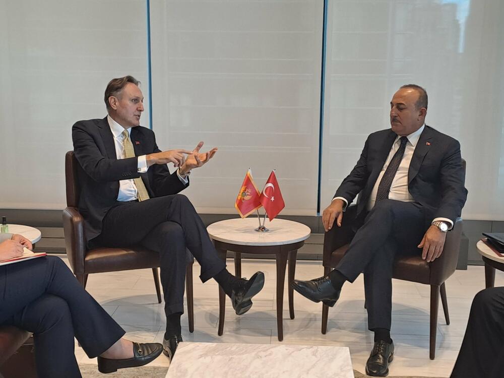 <p>Krivokapić je u Njujorku imao susrete sa generalnim sekretarom NATO-a Jensom Stoltenbergom i šefovima diplomatija Kanade i Turske, Melani Džoli i Mevlutom Čavušogluom...</p>