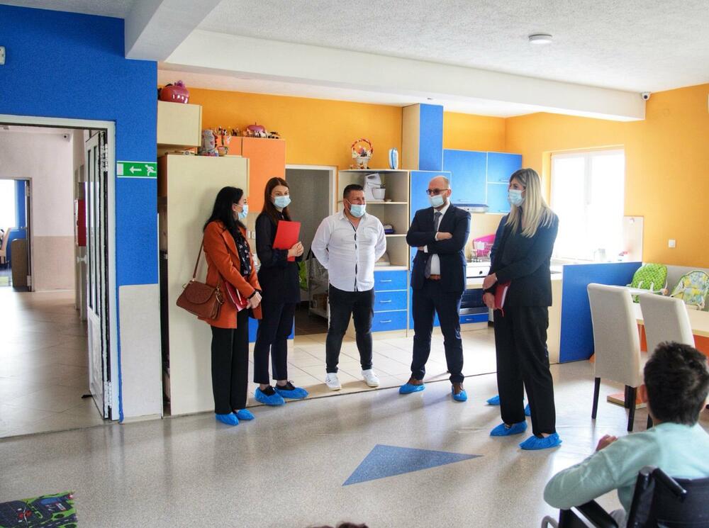 <p>Ministar rada i socijalnog staranja sa saradnicima je obišao i Dom starih u gradu, u kojem boravi 165 korisnika odnosno građana starije životne dobi. Nakon radnog sastanka sa upravom doma obišao je rekonstruisano odjeljenje za palijativnu njegu</p>