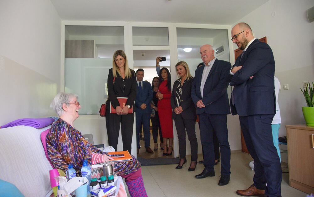 <p>Ministar rada i socijalnog staranja sa saradnicima je obišao i Dom starih u gradu, u kojem boravi 165 korisnika odnosno građana starije životne dobi. Nakon radnog sastanka sa upravom doma obišao je rekonstruisano odjeljenje za palijativnu njegu</p>