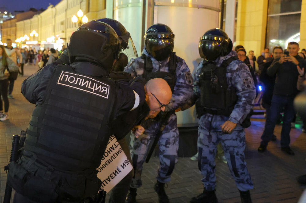 Privođenje učesnika protesta u Moskvi, Foto: Reuters