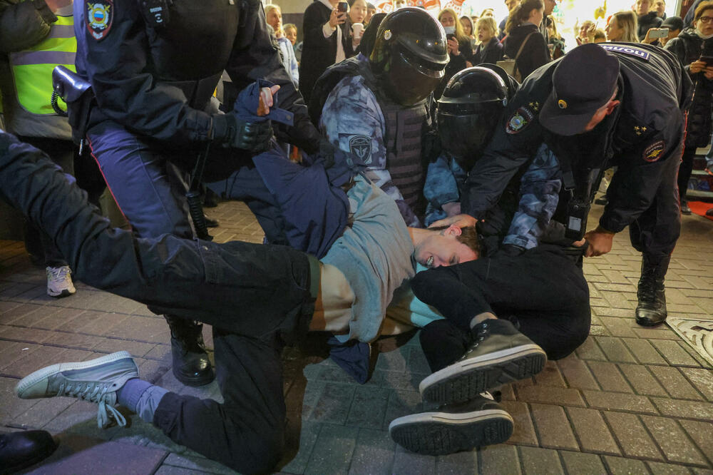 Hapšenje učesnika protesta protiv mobilizacije u Moskvi, Foto: REUTERS
