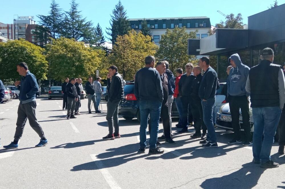 Radnici Željezare juče ispred inspekcije rada, Foto: Svetlana Mandic