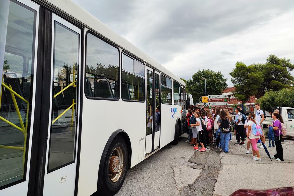 Đaci u Tivtu ulaze u školski autobus, Foto: Siniša Luković
