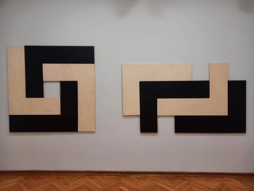 <p>O izložbi “(Ne)svrstana”, motivu petokrake, identitetu i zemlji koja više ne postoji u svom prvobitnom obliku...</p>