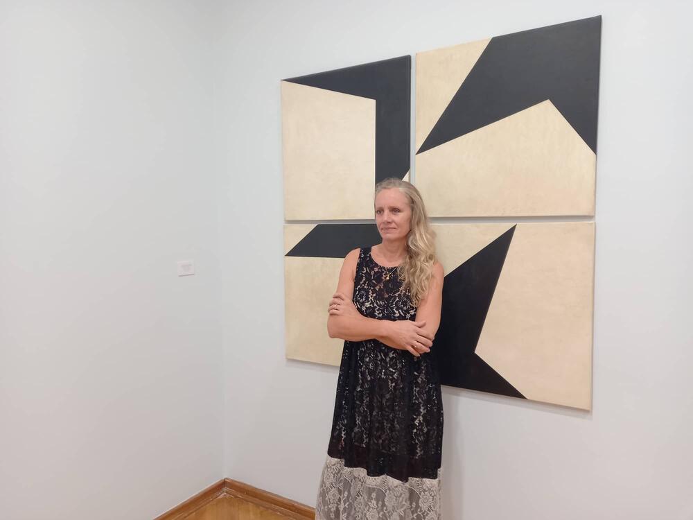 <p>O izložbi “(Ne)svrstana”, motivu petokrake, identitetu i zemlji koja više ne postoji u svom prvobitnom obliku...</p>