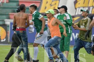 Kolumbijski fudbal - 1.500 navijača na terenu, pretučeni fudbaleri