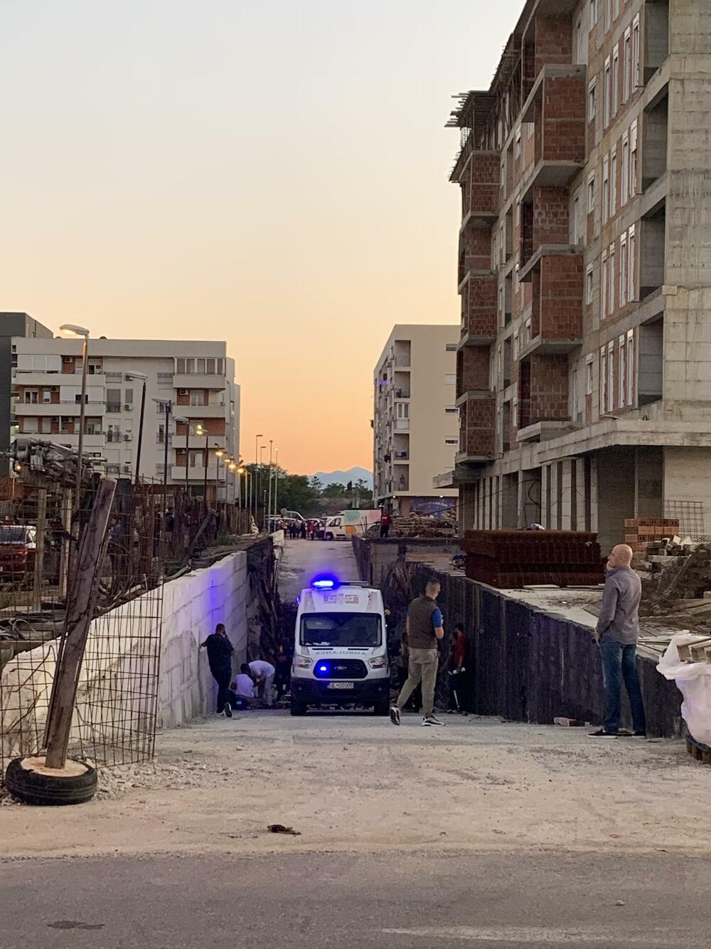 <p>Na mjesto nezgode su ekipe službe Hitne medicinske pomoći, Službe zaštite i spašavanja Glavnog grada i policije</p>