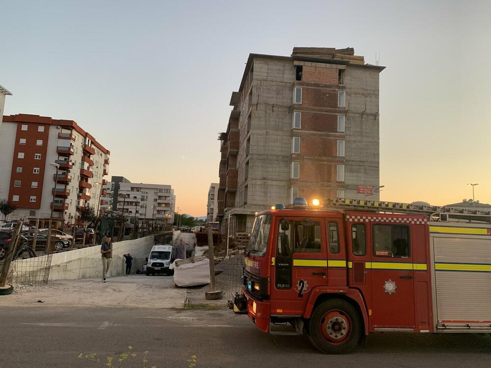 <p>Na mjesto nezgode su ekipe službe Hitne medicinske pomoći, Službe zaštite i spašavanja Glavnog grada i policije</p>
