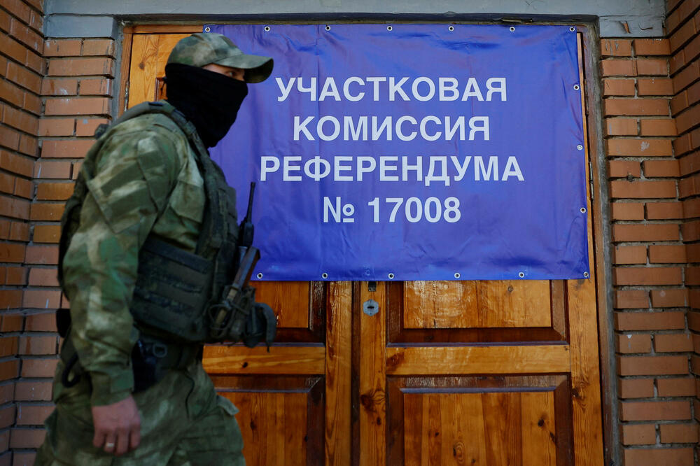 Vojnici samoproglašene Donjecke Narodne Republike na biračkom mjestu u Donjecku, Foto: Rojters