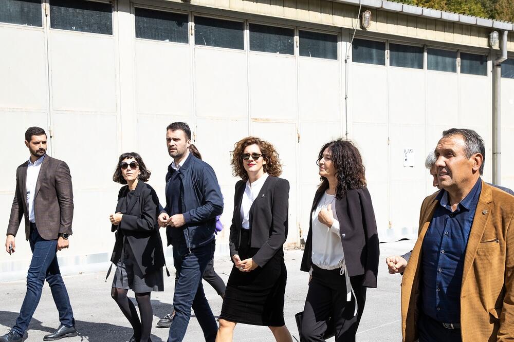 Vlaović sa saradnicima (četvrta s lijeva), Foto: PR Centar