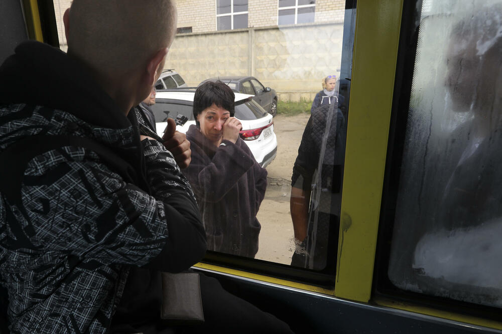 Ruski regrut se pozdravlja sa majkom juče u Volgogradu 