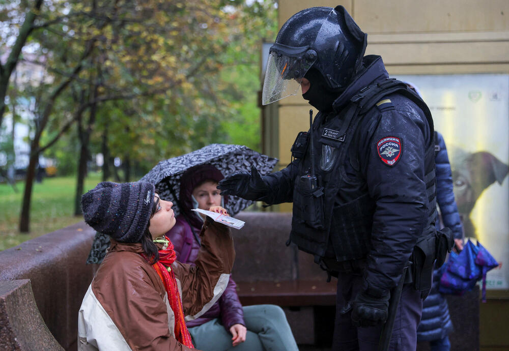 Policija provjerava pasoš tokom jučerašnjeg protesta u Moskvi 