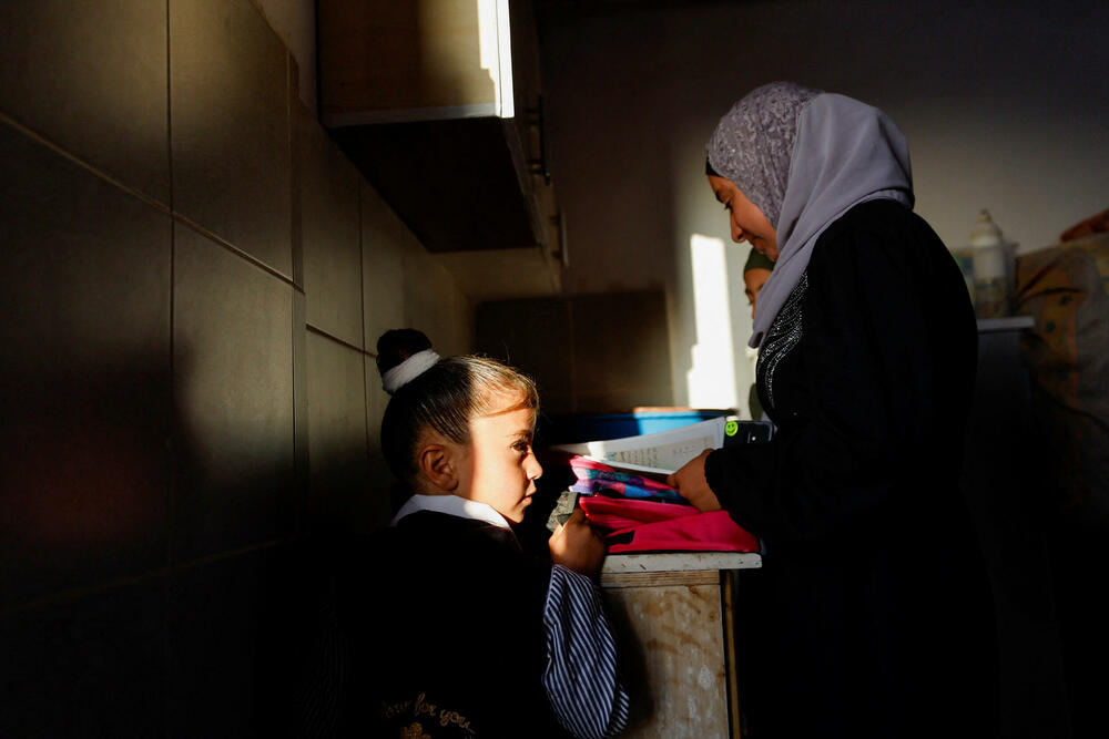 Palestinka pomaže sestri da se spremi za školu u okupiranoj Zapadnoj obali