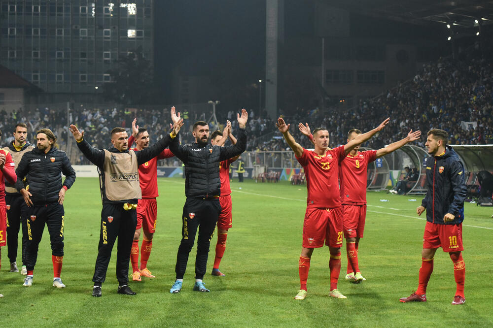 Crnogorski fudbaleri se zahvaljuju navijačima na sjajnoj podršci u Zenici, Foto: FSCG
