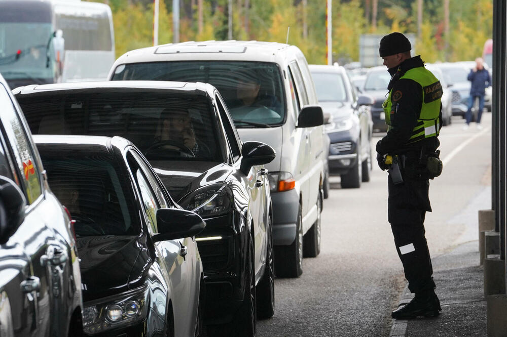 Kolone na granici sa Finskom, Foto: Reuters
