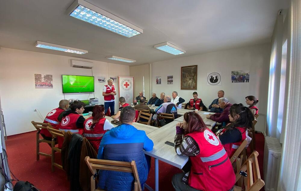 <p>U prostorijama nikšićkog Crvenog krsta organizovana međugeneracijska radionica na temu zdravog starenja kojoj je prisustvovalo deset pripadnika treće dobi, članova kluba Crvenog krsta za starija lica, i isto toliko volontera pomenute organizacije</p>