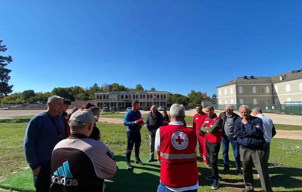 <p>U prostorijama nikšićkog Crvenog krsta organizovana međugeneracijska radionica na temu zdravog starenja kojoj je prisustvovalo deset pripadnika treće dobi, članova kluba Crvenog krsta za starija lica, i isto toliko volontera pomenute organizacije</p>