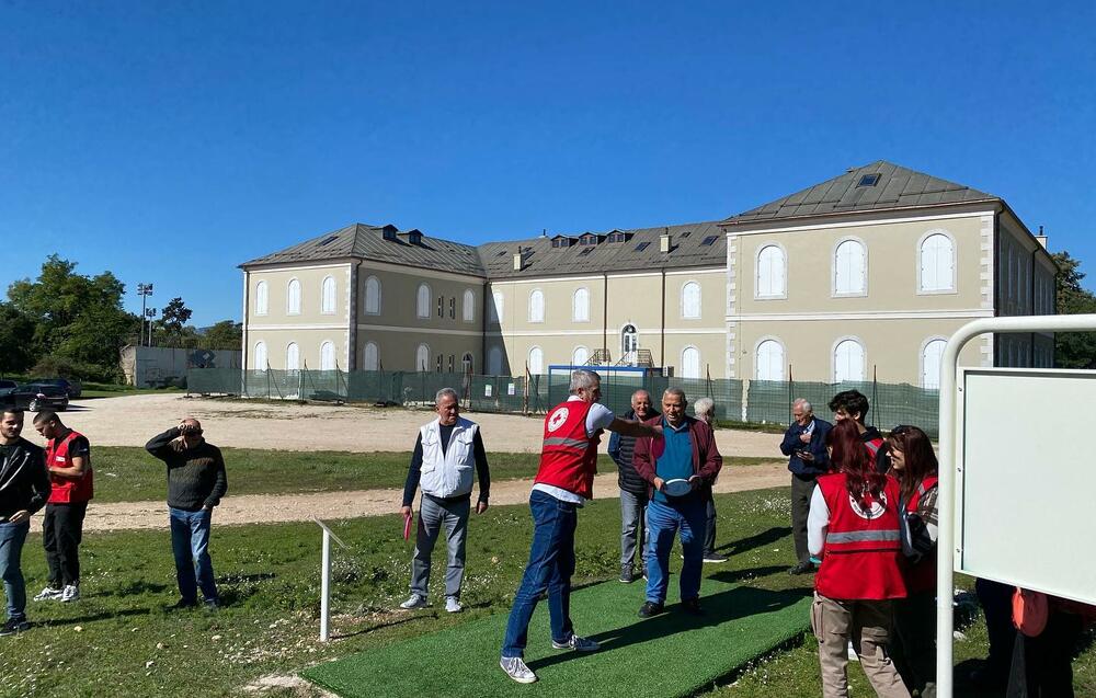 <p>U prostorijama nikšićkog Crvenog krsta organizovana međugeneracijska radionica na temu zdravog starenja kojoj je prisustvovalo deset pripadnika treće dobi, članova kluba Crvenog krsta za starija lica, i isto toliko volontera pomenute organizacije</p>