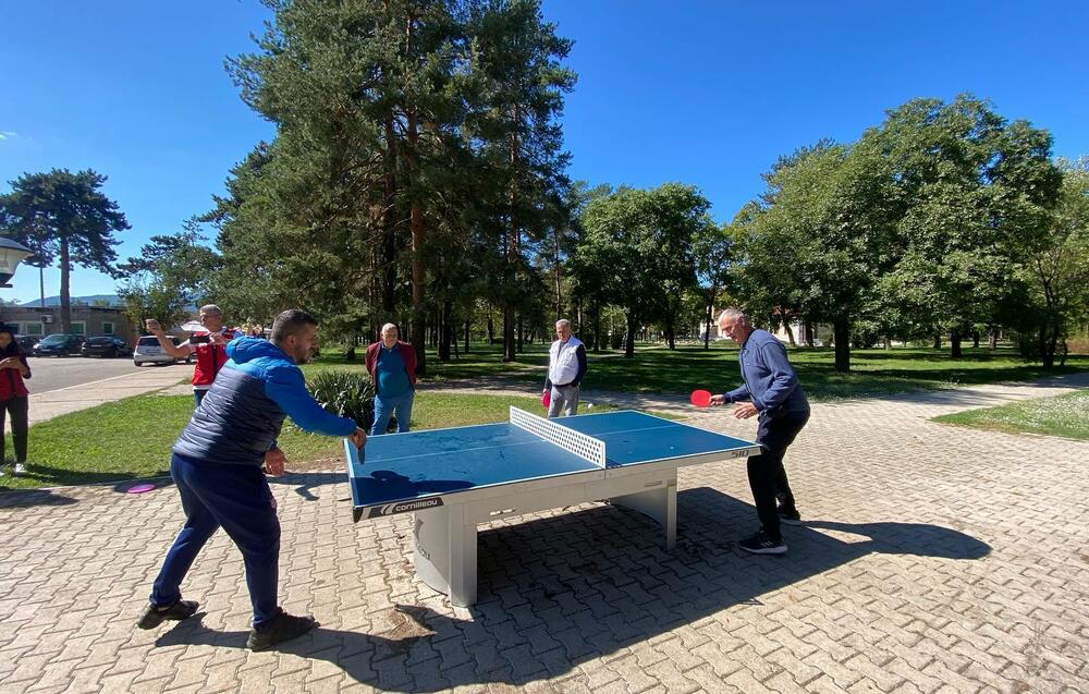 <p>U prostorijama nikšićkog Crvenog krsta organizovana međugeneracijska radionica na temu zdravog starenja kojoj je prisustvovalo deset pripadnika treće dobi, članova kluba Crvenog krsta za starija lica, i isto toliko volontera pomenute organizacije</p>