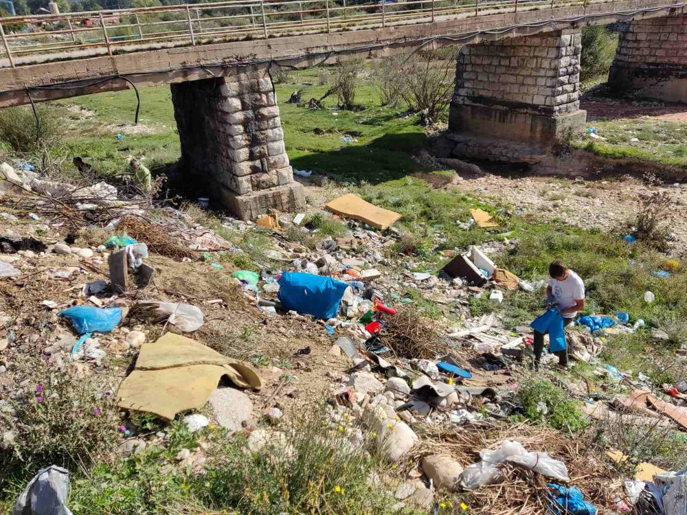 <p>Organizovana akcija čišćenja korita rijeke, kao i akcija pošumljavanja park šume</p>